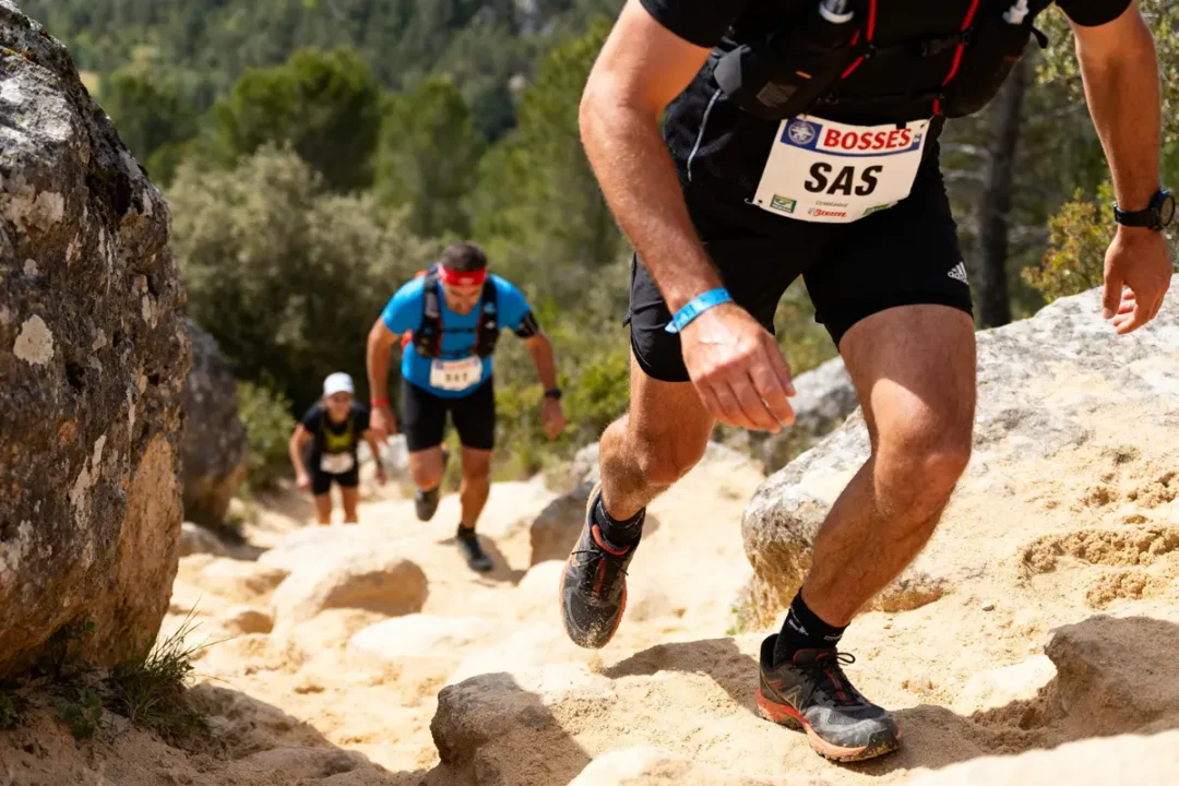 Coureurs sur sentier rocheux lors de l'événement 25 Bosses SAS en pleine nature