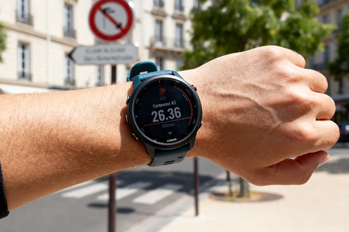 Montre Garmin Forerunner 45 affichant distance parcourue au poignet d'une personne en extérieur