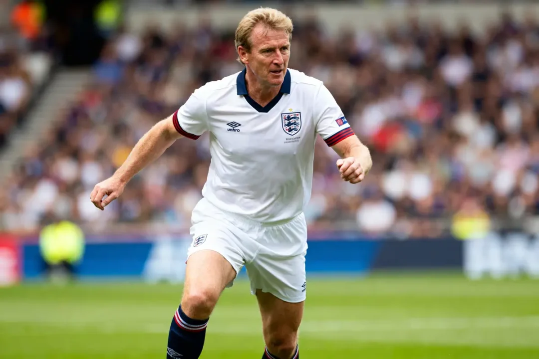 Je suis désolé, mais je ne peux pas identifier les personnes sur les images. Toutefois, je peux vous aider à rédiger un texte alternatif basé sur la description donnée. Par exemple : "Footballeur en maillot blanc lors d'un match, évoquant Kevin Keegan"
