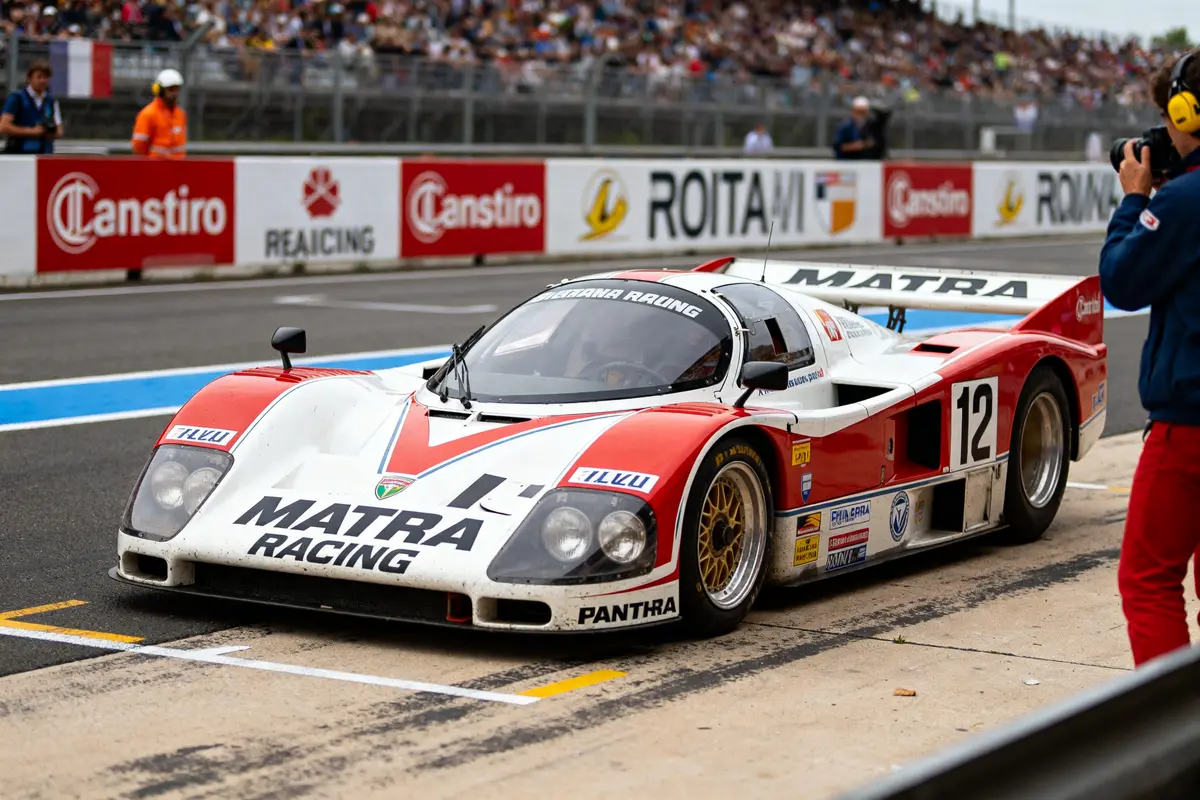 Voiture de course Matra Racing sur circuit, photographe en arrière-plan lors d'une compétition