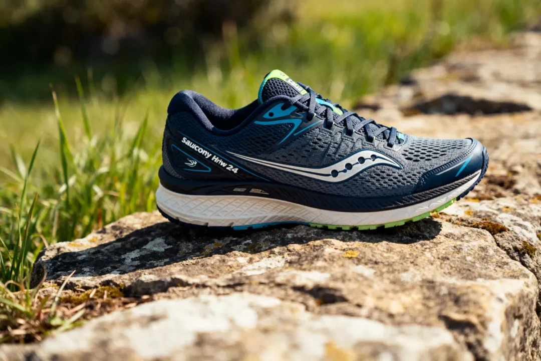 Basket Saucony Hurricane 24 bleue posée sur un rocher en extérieur ensoleillé