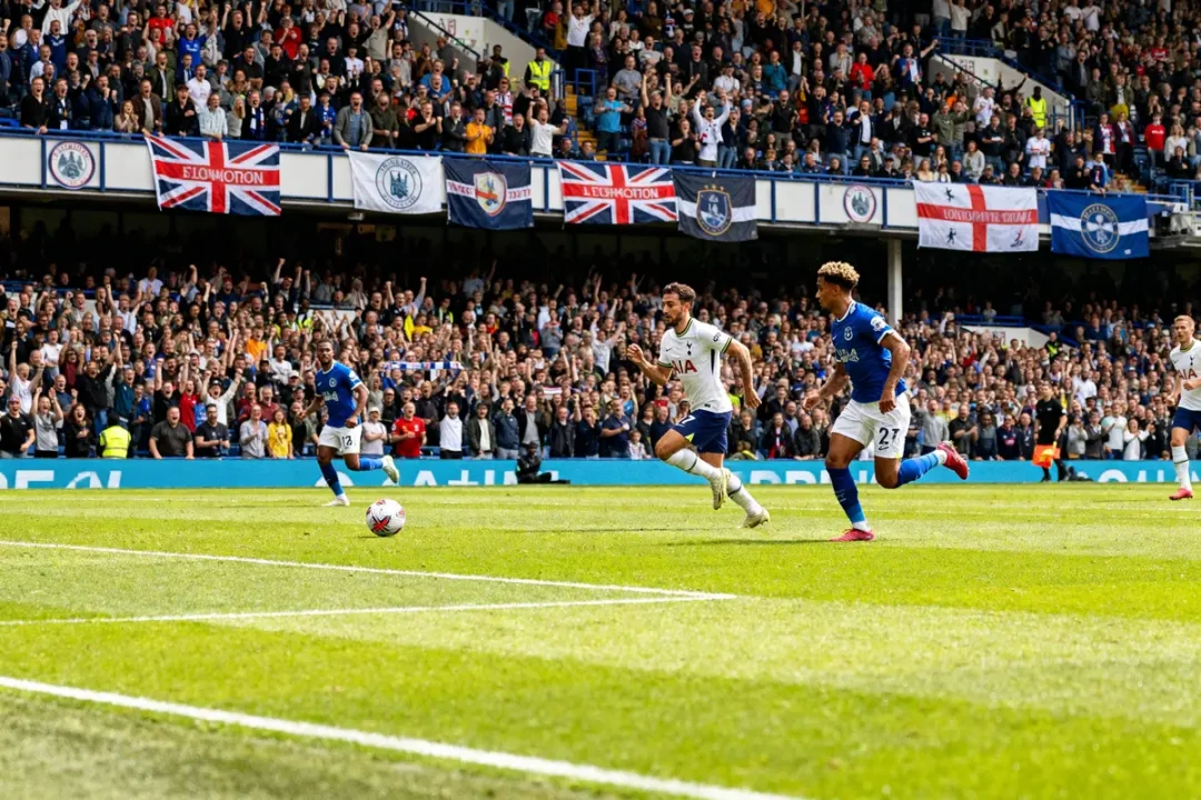 Joueurs de clubs de foot à Londres courant après le ballon pendant un match serré