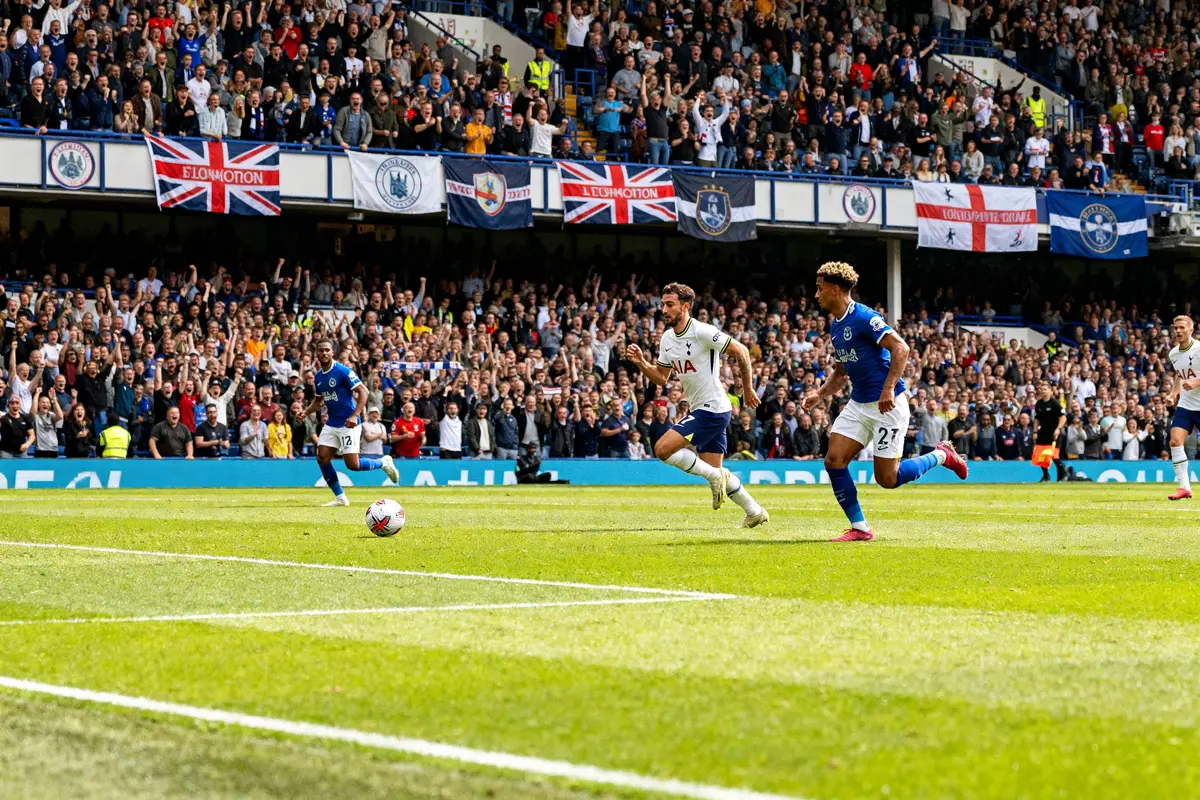 Joueurs de clubs de foot à Londres courant après le ballon pendant un match serré