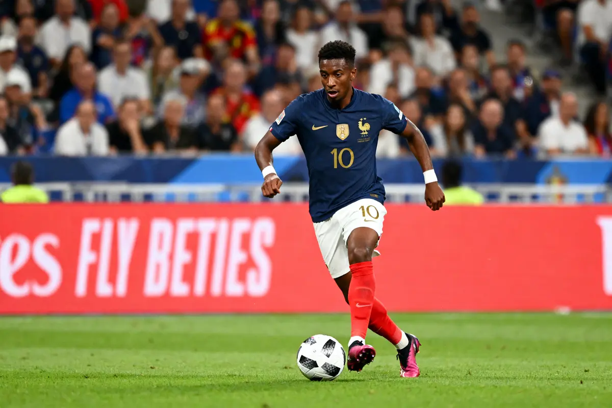 Joueur dribble le ballon sur le terrain, homme du match France Belgique en action