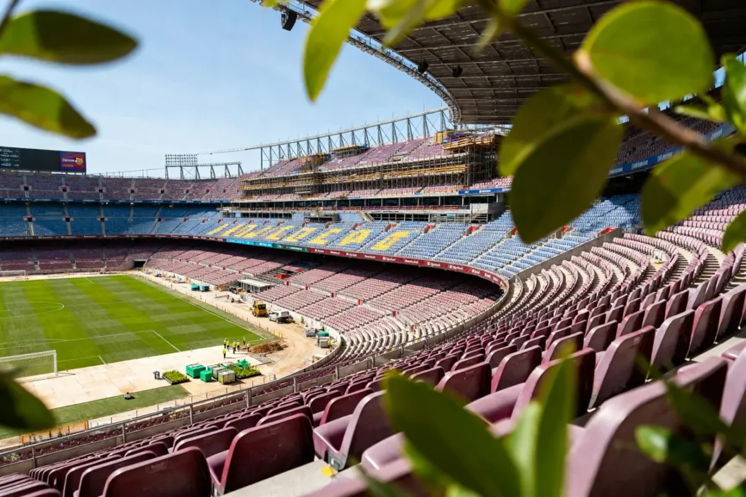Vue panoramique des travaux du Camp Nou avec échafaudages et pelouse rénovée