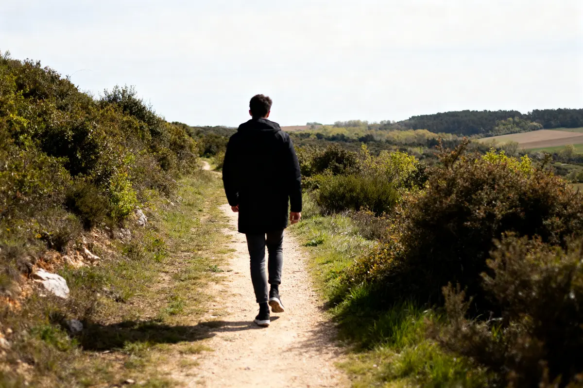 Personne marchant sur un sentier rural illustrant la distance de 20000 pas en km