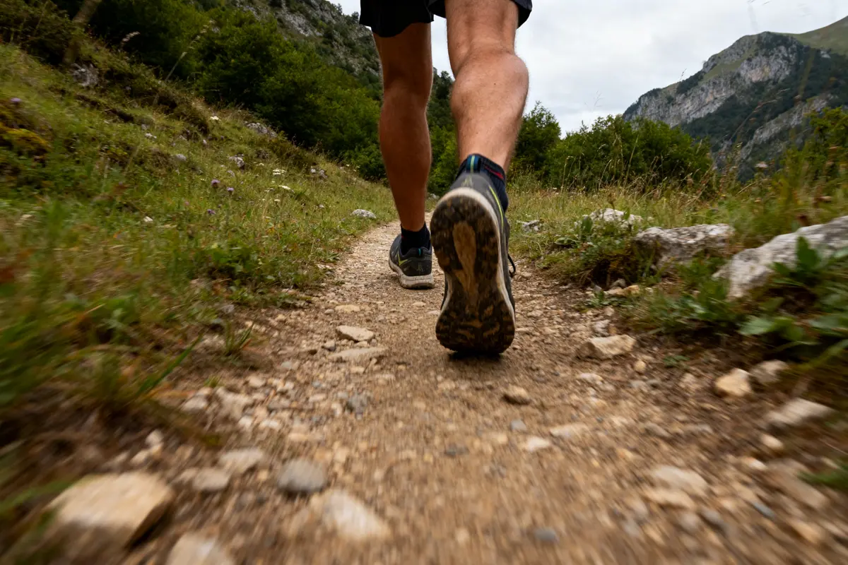 Marche sur sentier en montagne illustrant 20000 pas en km pour exercice physique optimal