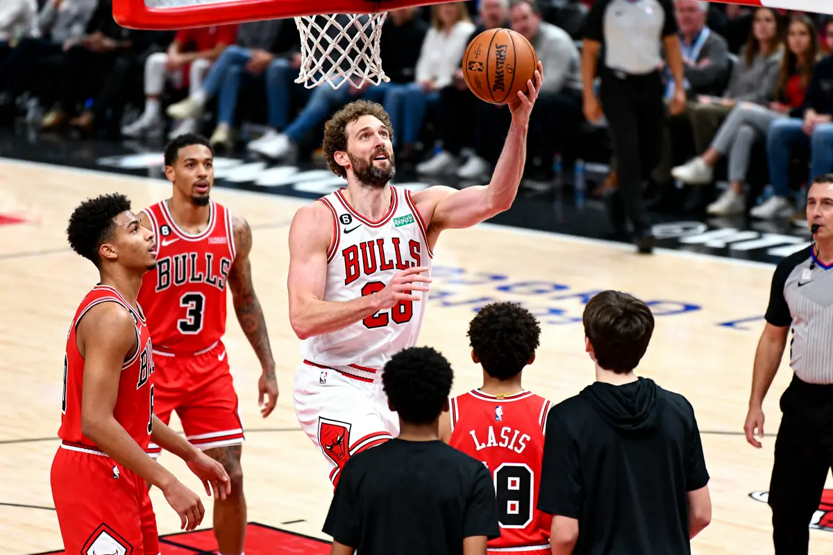 Joueur Bulls Gasol effectuant un tir sous le panier avec ses coéquipiers autour