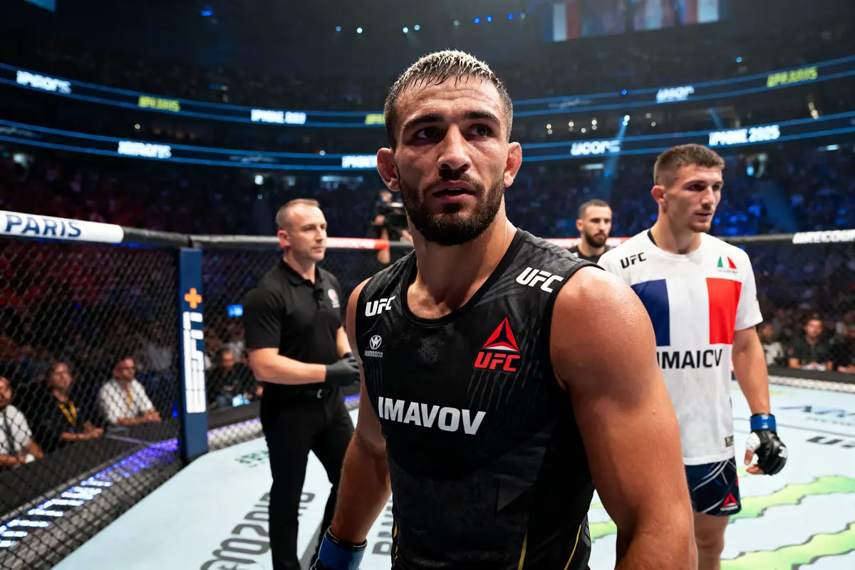 Combattants dans l'octogone lors de la carte UFC Paris 2025 à l'arène illuminée