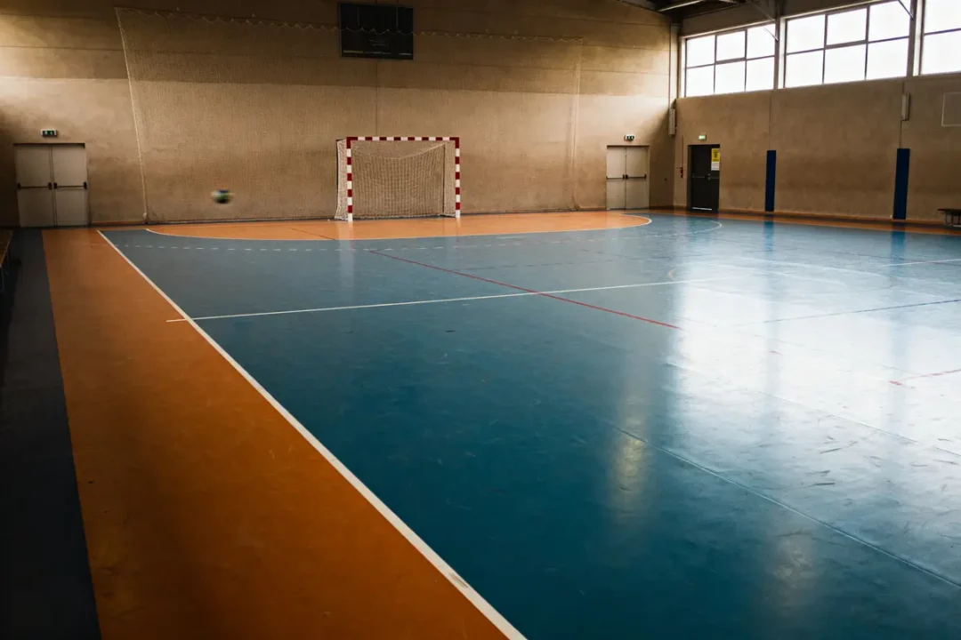 Salle avec but, terrain de handball, dimension terrain de handball standard, sol sportif intérieur