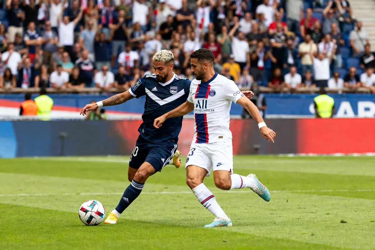 Deux joueurs de foot en action sur le terrain lors du match foot01
