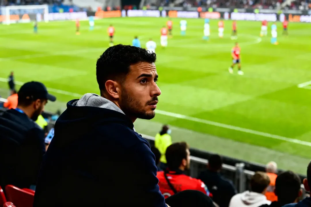 Spectateur attentif lors d'un match de football au stade pour lesnouvellesdufoot