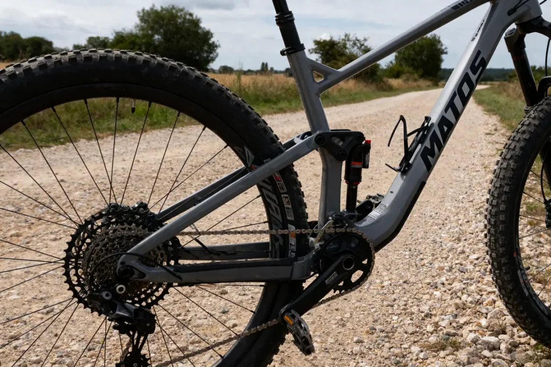 VTT de gravel sur chemin caillouteux avec inscription matos velo sur le cadre
