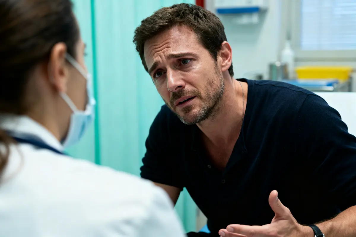 Un homme inquiet discute avec une médecin peut on mourir d'un cancer de la thyroide