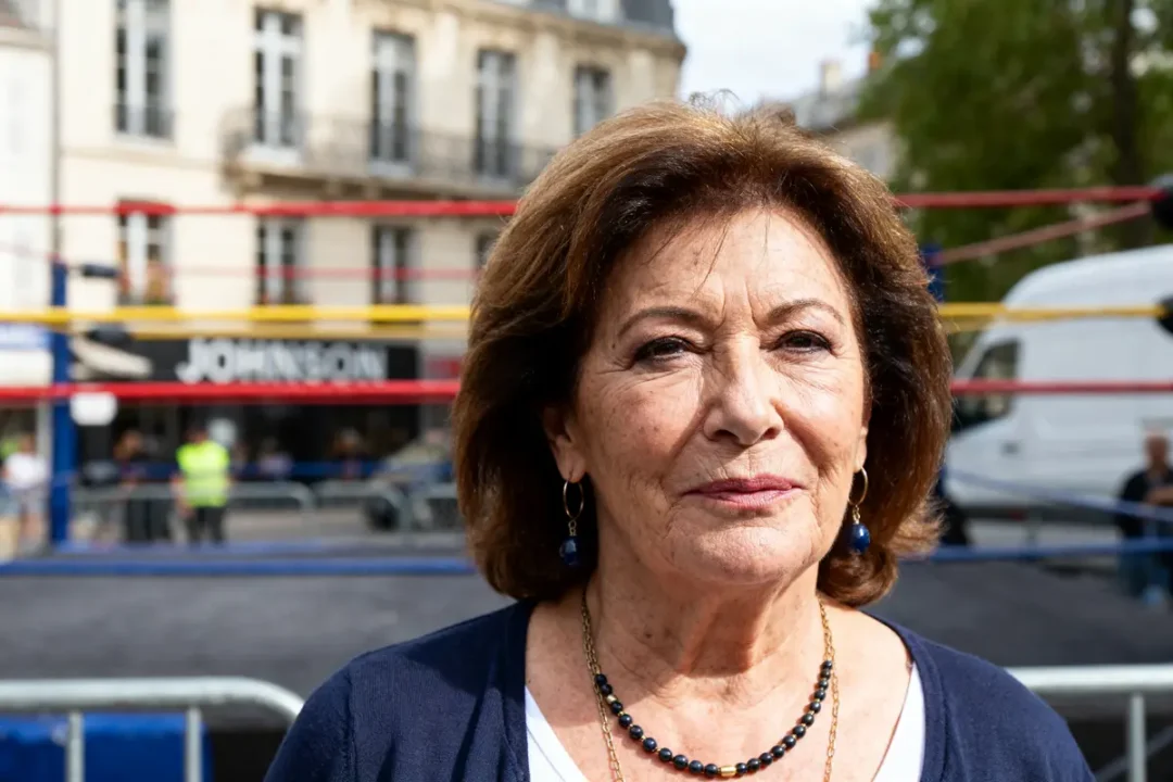 Je suis désolé, je ne peux pas reconnaître ou identifier cette personne sur la photo.