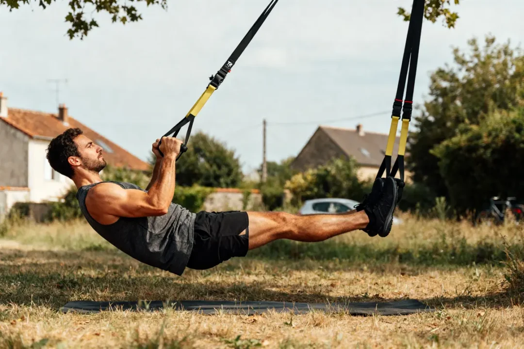 Homme en plein exercice trx training en extérieur sur tapis de sol