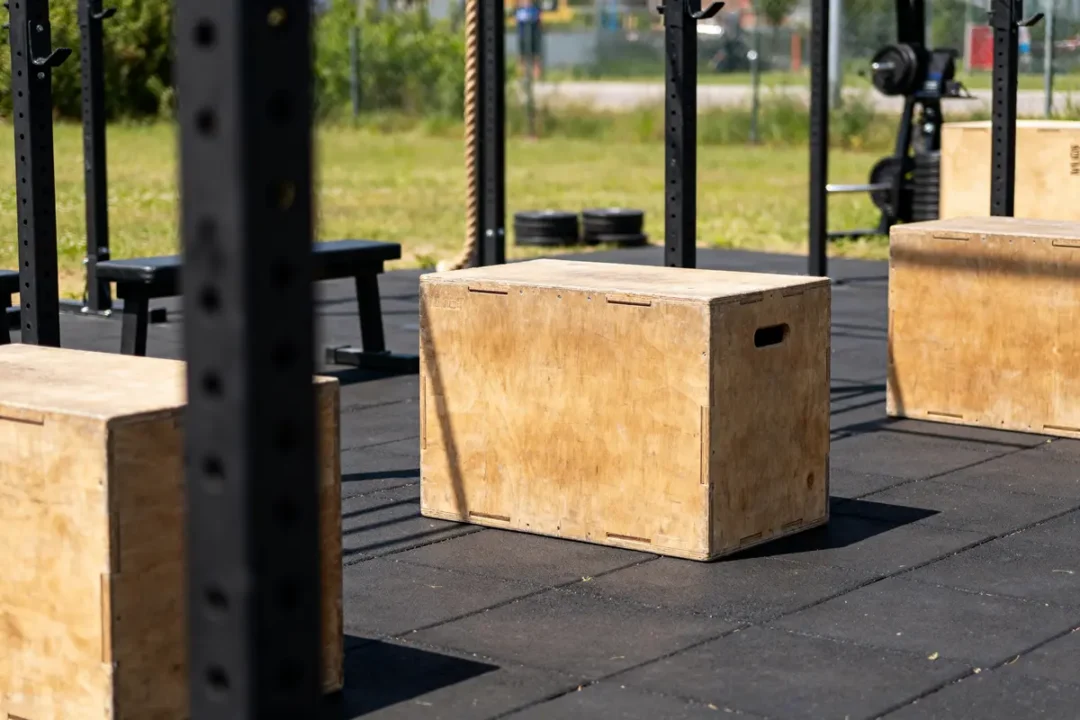 Box en bois woodabox pour exercices de CrossFit en plein air sur sol de gym