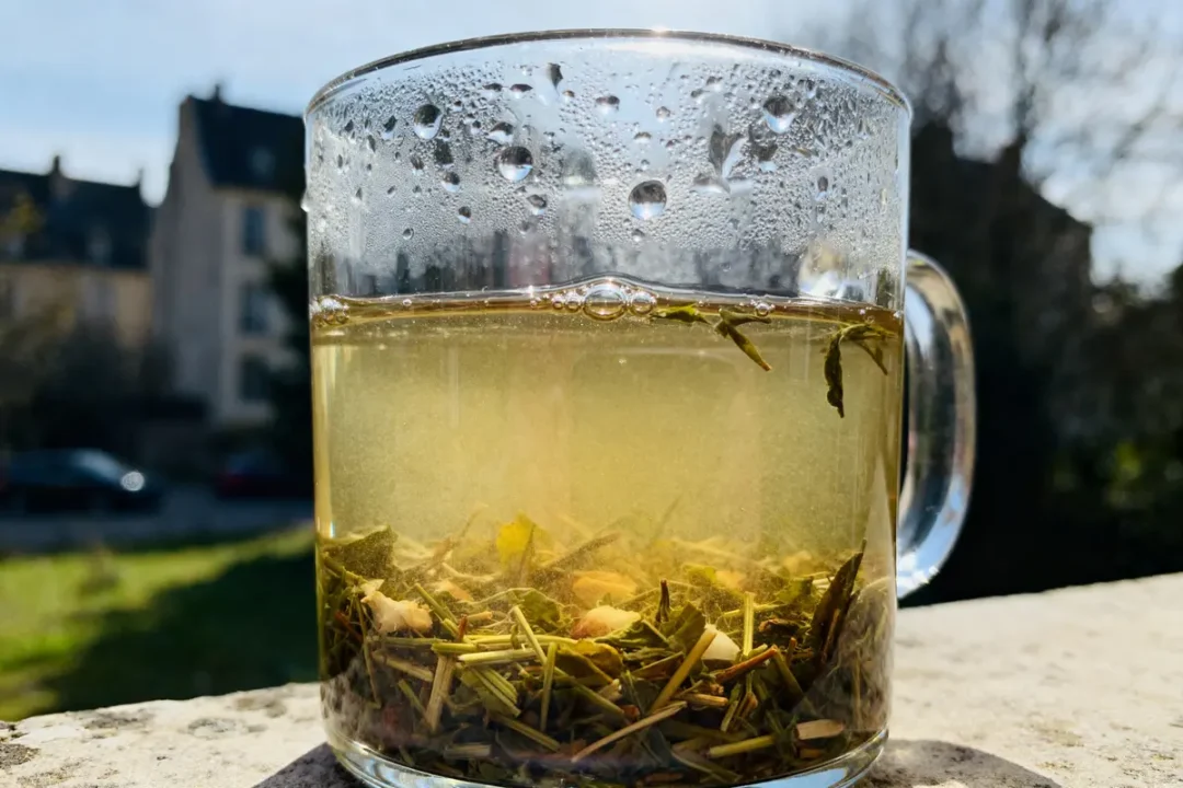 Verre de thé bio en France, idéal pour perte de poids au soleil.