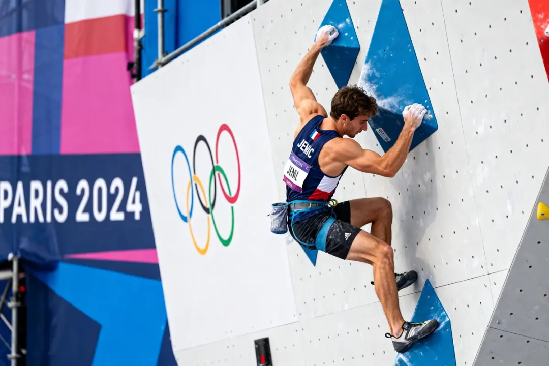 Athlète participant à l'escalade combiné jeux olympiques Paris 2024 sur mur artificiel
