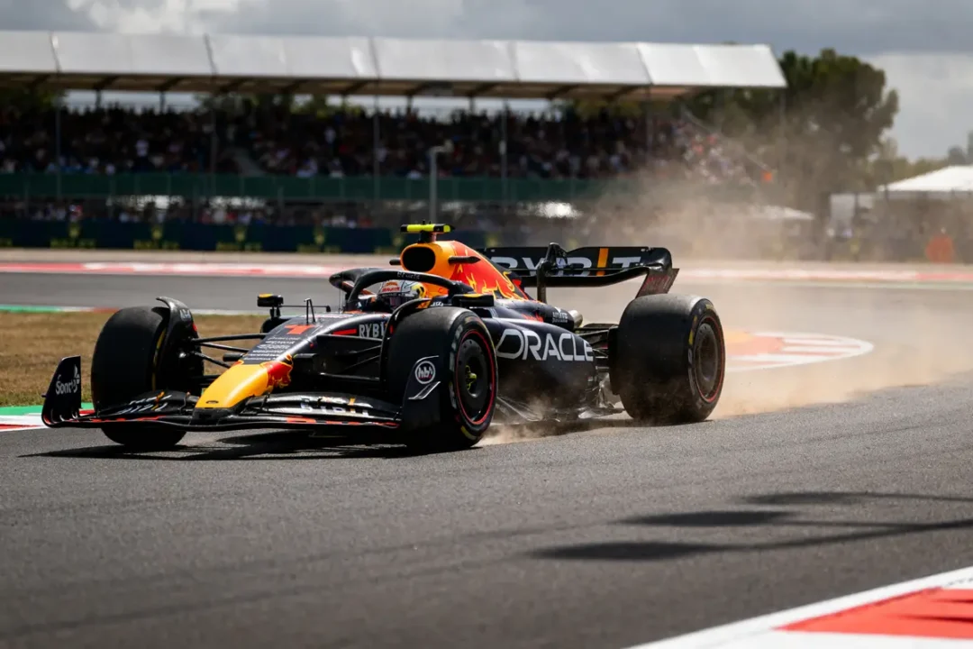 Voiture de course F1 only en action sur piste avec nuage de poussière