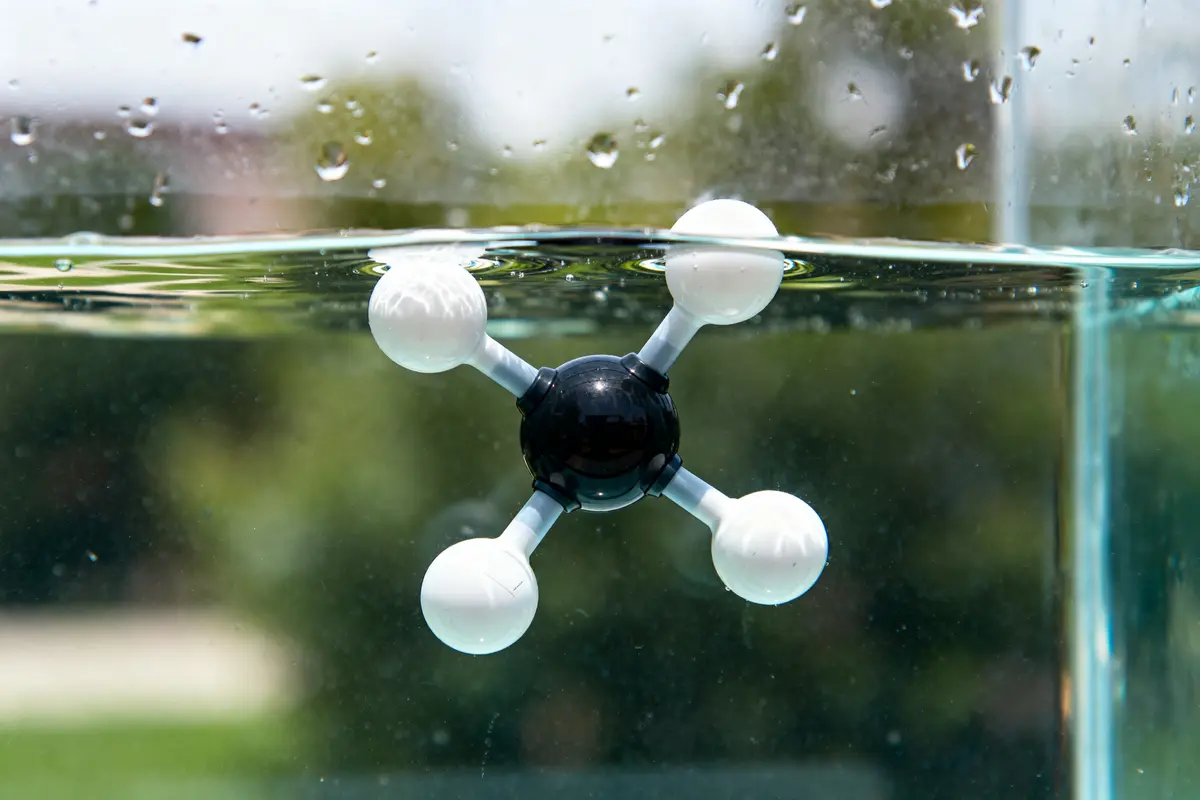 Modèle de glycerol molecule flottant à la surface de l'eau dans un aquarium en verre