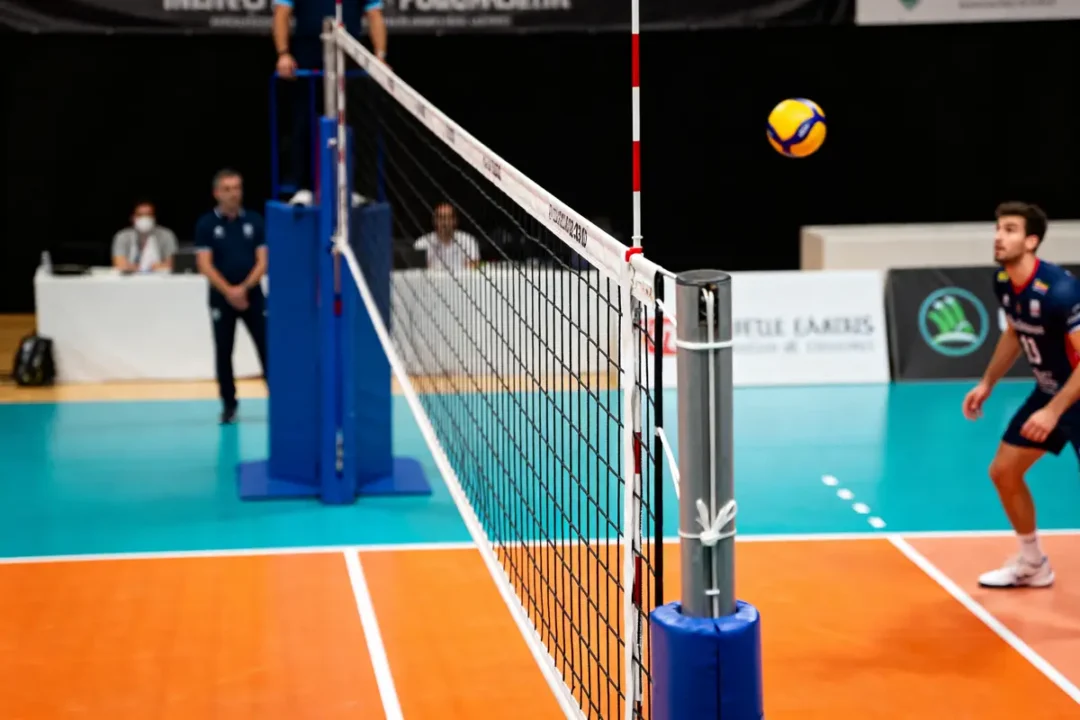 Joueur de volley-ball sautant à hauteur filet volley homme lors d'un match compétitif