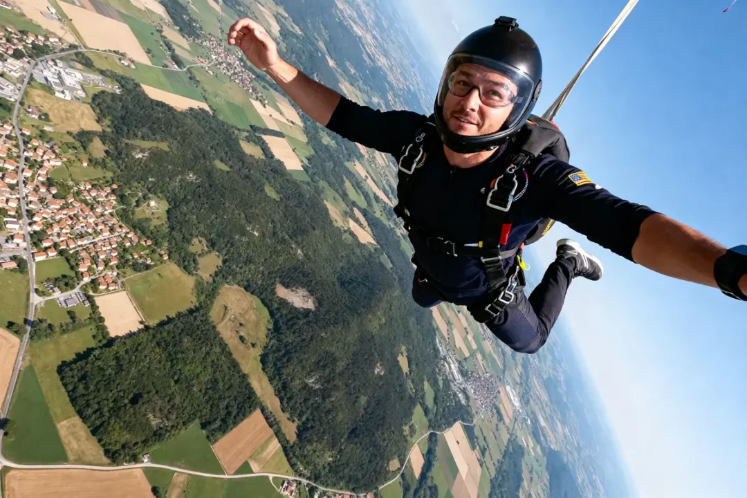 Une personne effectue du parachute diving au-dessus d'un paysage rural en journée ensoleillée