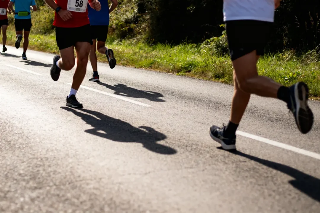 Joueurs participant à une course sur route en plein air de 5 kilomètres
