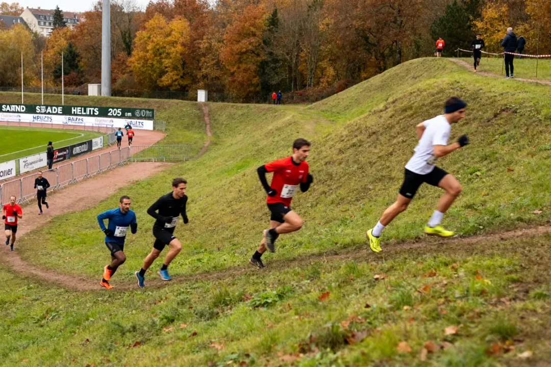 Coureurs montant une colline en compétition d'athlétisme courir entre deux objectifs pour 2025