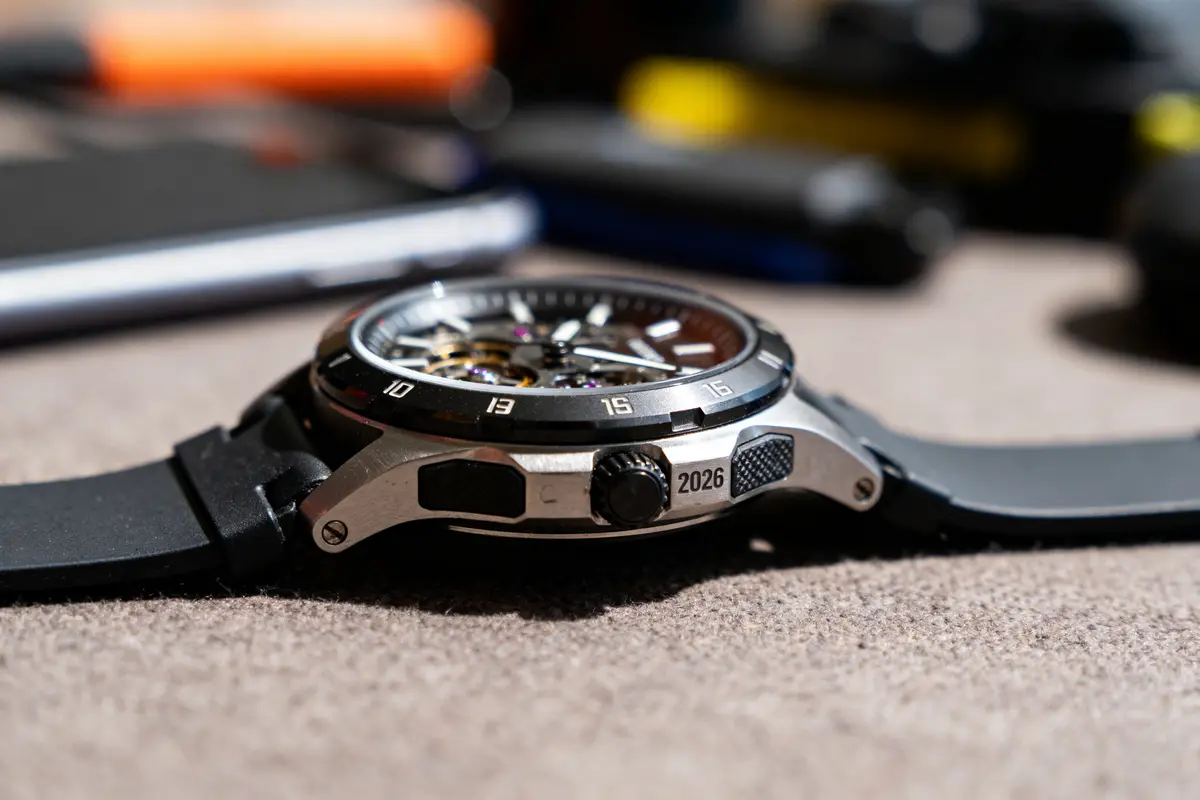 Gros plan détaillé d'une nouvelle montre avec cadran visible et bracelet noir sur table